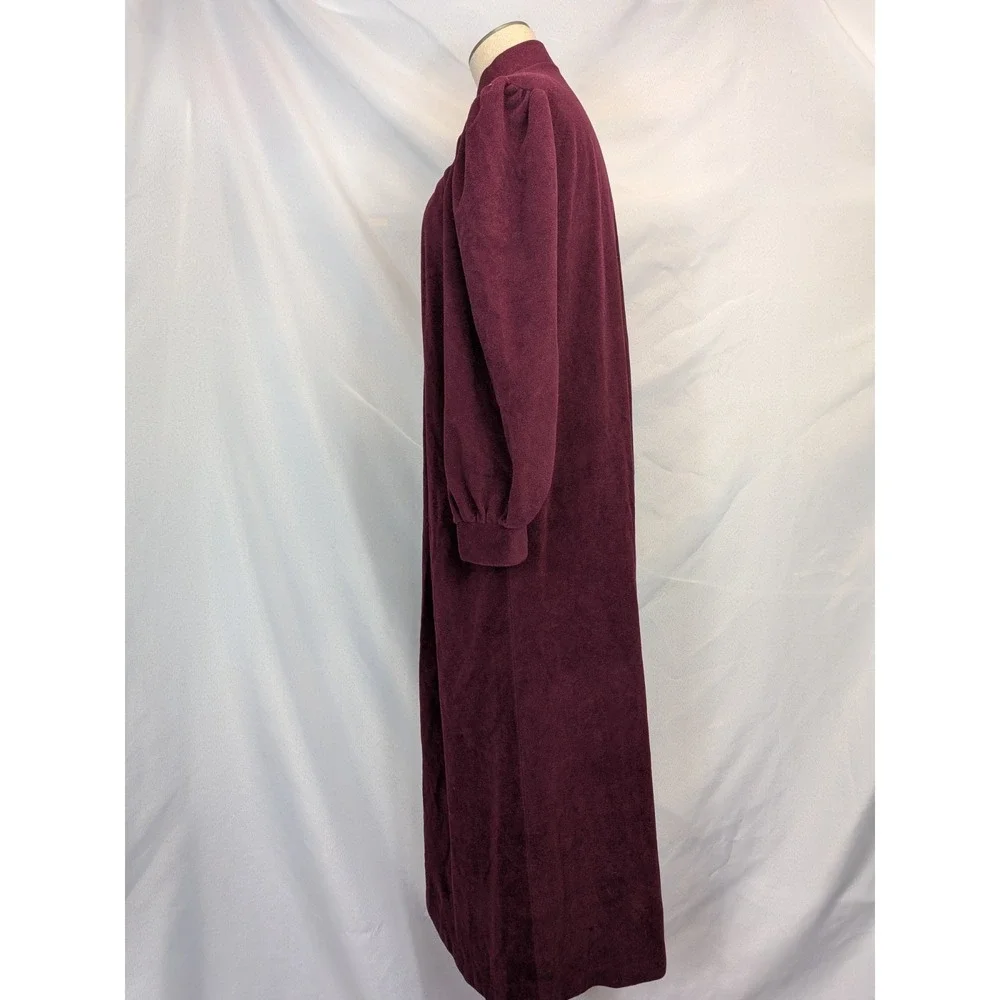 Vanity Fair Petites Velour Robe Medium M Burgundy Long Sleeve Embroidered V-Neck